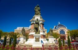 La statua del colonnello Denfert-Rochereau a Belfort, Francia. Sotto la guida di questo colonnello la cittadina francese resistette alla Prussia per oltre cento giorni prima della sconfitta.
 ...