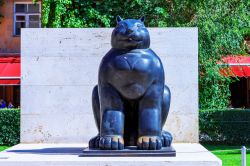 La statua del gatto gigante di Botero nel giardino delle sculture di Cafesjian nel centro cittadino di  Yerevan, Armenia - © alionabirukova / Shutterstock.com