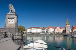 La statua del leone bavarese all'ingreso del porto di Lindau, Germania.
