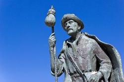 La statua del pellegrino lungo il Cammino de Santiago de Compostela, Galizia, Spagna.


