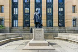 La statua del presidente Grover Cleveland davanti alla Buffalo City Hall, sede del governo municipale nella città di Buffalo, New York (USA).
