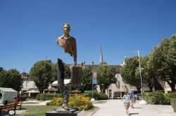 La statua del Viaggiatore di Bruno Catalano in piazza Carnot a Beaune, Francia - © HUANG Zheng / Shutterstock.com