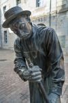 La statua dell' "arroseur arrosé" dedicata ai fratelli Lumiere a Besancon (Francia). Opera dello scultore Pascal Coupot, risale al 1998 - © Philip Bird LRPS CPAGB / ...