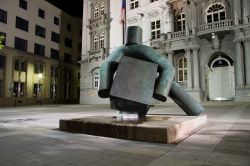 La statua della Giustizia in Moravian Square ...