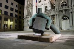 La statua della Giustizia in Moravian Square a Brno, Repubblica Ceca. Venne collocata qui dopo la ricostruzione del piazzale nel 2011- © 124720126 / Shutterstock.com