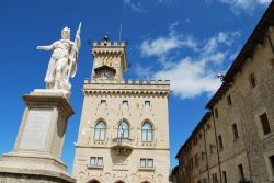 La statua della Libertà nel piazza del Municipio a San Marino. Siamo in piazza Pianello che al di sotto ospita delle cisterne per l'acqua piovana, un tempo utilizzate dai cittadini ...