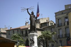 La statua della Libertà nella piazza principale di Pezenas, Languedoca, Francia - © david muscroft / Shutterstock.com
