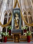 La statua della Madonna con Bambino nella basilica di Nostra Signora a Tongeren, Belgio. Venne realizzata nel 1479 - © Stanislava Karagyozova / Shutterstock.com