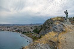 La statua della Madonna del Mare e la cittadina di Bova Marina  in Calabria - © Diego Grandi / Shutterstock.com