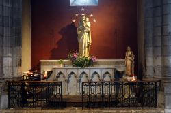 La statua della Madonna nella chiesa di San Giacomo a Pau, Francia - © Valery Shanin / Shutterstock.com