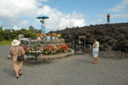 La statua della Madre di Dio con l'ombrello sull'isola de La Réunion, Francia d'oltremare. Si trova al santuario dell'eruzione della lava ed è visitata da migliaia ...