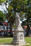 La statua della regina Guglielmina dei Paesi Bassi a Fort Zeelandia, Paramaribo, Suriname (America). Si tratta di una piccola fortezza costruita nel XVII° secolo dai coloni.
