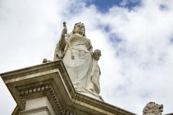 La statua della Regina Vittoria al Kings Domain Park di Melbourne, Australia. Si trova nei pressi del Tempio della Rimembranza - © Lindsay McLean / Shutterstock.com