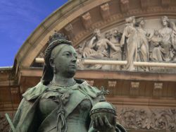 La statua della regina Vittoria di fronte al Palazzo del Consiglio di Birmingham, Inghilterra. Sotto il suo regno l'impero britannico fu caratterizzato da una grande espansione in tutti ...