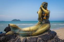La statua della sirenetta sulla spiaggia di Samila, ...