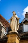 La statua della Vergine fuori dalla Cappella delle Apparizioni di Paray-le-Monial, Borgogna, Francia - © Nigel Jarvis / Shutterstock.com