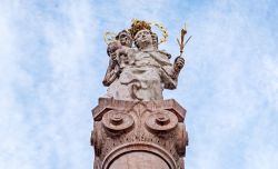 La statua della Vergine Maria nel centro di Murnau vicino a Monaco di Baviera