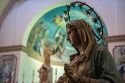 La statua della Vergine nella chiesa di San Paolo a Olbia, Sardegna. Questo bell'edificio religioso in stile barocco è caratterizzato da un alto campanile, dalla cupola con maioliche ...