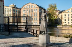 La statua dell'autrice Moa Martinson nella cittadina di Norrkoping, Svezia. Era una famosa scrittrice di letteratura proletaria - © Rolf_52 / Shutterstock.com