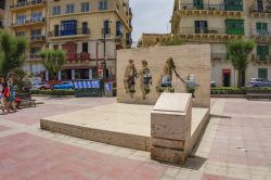 La Statua delle Ombre Bianche (White Shadows Statue) a Sliema, Malta. Quest'opera d'arte, che rappresenta una famiglia che cammina assieme, è stata disegnata dall'architetto ...