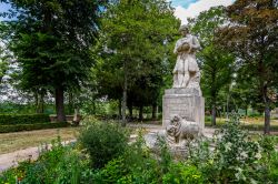 La statua di  Louis Daubenton al Buffon Park, castello di Montbard, Francia  - © Nigel Jarvis / Shutterstock.com