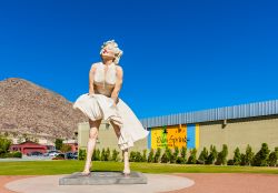La statua di Marilyn Monroe che venne esposta a Palm Springs, in California dal 2012 al 2014. Fu qui che la celebre attrice venne scoperta da Hollywood - © Allard One / Shutterstock.com ...
