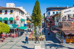 La statua di Attalo II°, fondatore della città di Antalya, Turchia. Siamo nel cuore del centro storico della città, in una delle principali piazze frequentate dagli abitanti ...