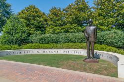 La statua di Bear Bryant nel campus dell'Università dell'Alabama, Tuscaloosa, USA. Paul William Bryant è stato un giocatore e allenatore di football - © Ken Wolter ...