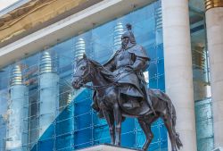La statua di Bo'orchu a Ulan Bator, Mongolia. E' stato uno dei primi e più leali amici e alleati di Genghis Khan - © Tooykrub / Shutterstock.com