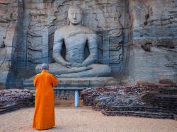 La statua di Buddha scolpita in un monolite unico nel tempio di Polonnaruwa, Sri Lanka.



