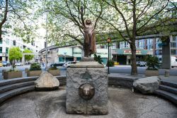 La statua di Capo Seattle al centro di Tilikum Place a Seattle, Washington - © Max Herman / Shutterstock.com