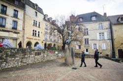 La statua di Cyrano de Bergerac nel centeo del villaggio di Bergerac, Francia  - © Ana del Castillo / Shutterstock.com