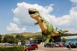 La statua di dinosauro più grande del mondo a Drumheller. Alta 26 metri e lunga 46 metri raffigura uno spaventoso esemplare di T-Rex e segna l'ingresso al visitor center della città. ...
