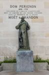La statua di Dom Perignon nel villaggio di Epernay nel dipartimento della Marna, Francia. Siamo nei pressi della casa Moet et Chandon, uno dei più famosi marchi produttori di champagne ...