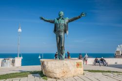 La statua di Domenico Modugno a Polignano a Mare in Puglia. - © John_Silver / Shutterstock.com