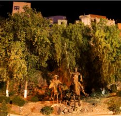 La statua di Don Chisciotte e Sancho Panza fotografata di notte a Guanajuato, Messico. La città è fortemente legata a Miguel de Cervantes, autore dell'opera letteraria, e ospita ...