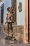La statua di Don Quixote di fronte all'omonimo museo a Guanajuato, Messico - © All a Shutter / Shutterstock.com