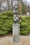 La statua di Franceschino nel parco di Frantiskovy Lazne, Repubblica Ceca. Questo monumento, realizzato nel 1924 dallo scultore A. Mayerla, rappresenta un bambinello nudo seduto su una sfera ...