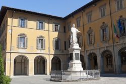 La statua di Francesco di Marco Datini a Prato, Toscana. Situata in piazza del Comune, venne realizzata da Antonio Garella alla fine del XIX° secolo in ricordo di questo importante mercante ...