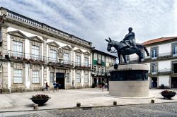 La statua di frate Bartolomeo dei Martiri a Viana do Castelo, Portogallo. Fu vescovo di Braga nel XVI° secolo; la scultura in bronzo lo ritrae a dorso di un mulo - © peizais / Shutterstock.com ...