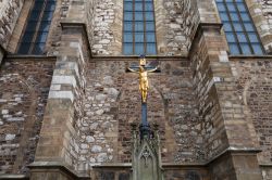 La statua di Gesù Cristo e il muro della cattedrale dei Santi Pietro e Paolo a Brno, Repubblica Ceca - © 330734423 / Shutterstock.com