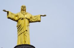 La statua di Gesù Re del Mondo a Bienno in Lombardia