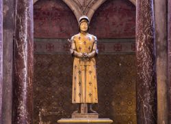 La statua di Giovanna d'Arco nella cattedrale francese di Reims - © Daan Kloeg / Shutterstock.com