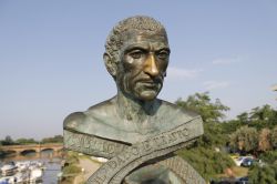 La statua di Giulio Cesere al passaggio del Fiume Rubicone vicino a Gatteo a Mare in Romagna © marcobir / Shutterstock.com