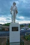 La statua di Gustave Flaubert sulla riva del fiume Touques a Trouville-sur-Mer, Francia - © Roman Babakin / Shutterstock.com