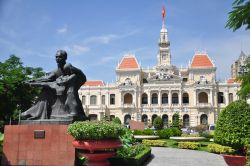 La statua di Ho Chi Minh proprio davanti al Palazzo del Comitato del Popolo a Saigon, Vietnam.
