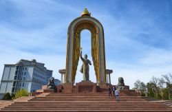 La statua di Ismoil Somoni nel centro della città di Dushanbe, Tagikistan. E' stato un celebre condottiero samanide vissuto nel X° secolo   - © Truba7113 / Shutterstock.com ...