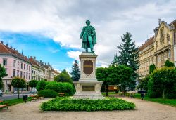 La statua di Istvan Szechenyi nell'omonima piazza di Sopron, Ungheria. Questa scultura rappresenta il politico, scrittore e statista ungherese, componente di un'antica e influente famiglia ...