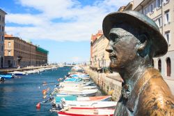 La statua di James Joyce a Trieste, Friuli Venezia Giulia. Questa bella statua in bronzo è stata realizzata dallo scultore triestino Nino Spagnoli: dal 2004 si trova a Ponte Rosso sul ...