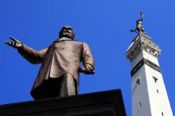 La statua di James Whitcomb e Lady Victory al Monument Circle, Indianapolis.
